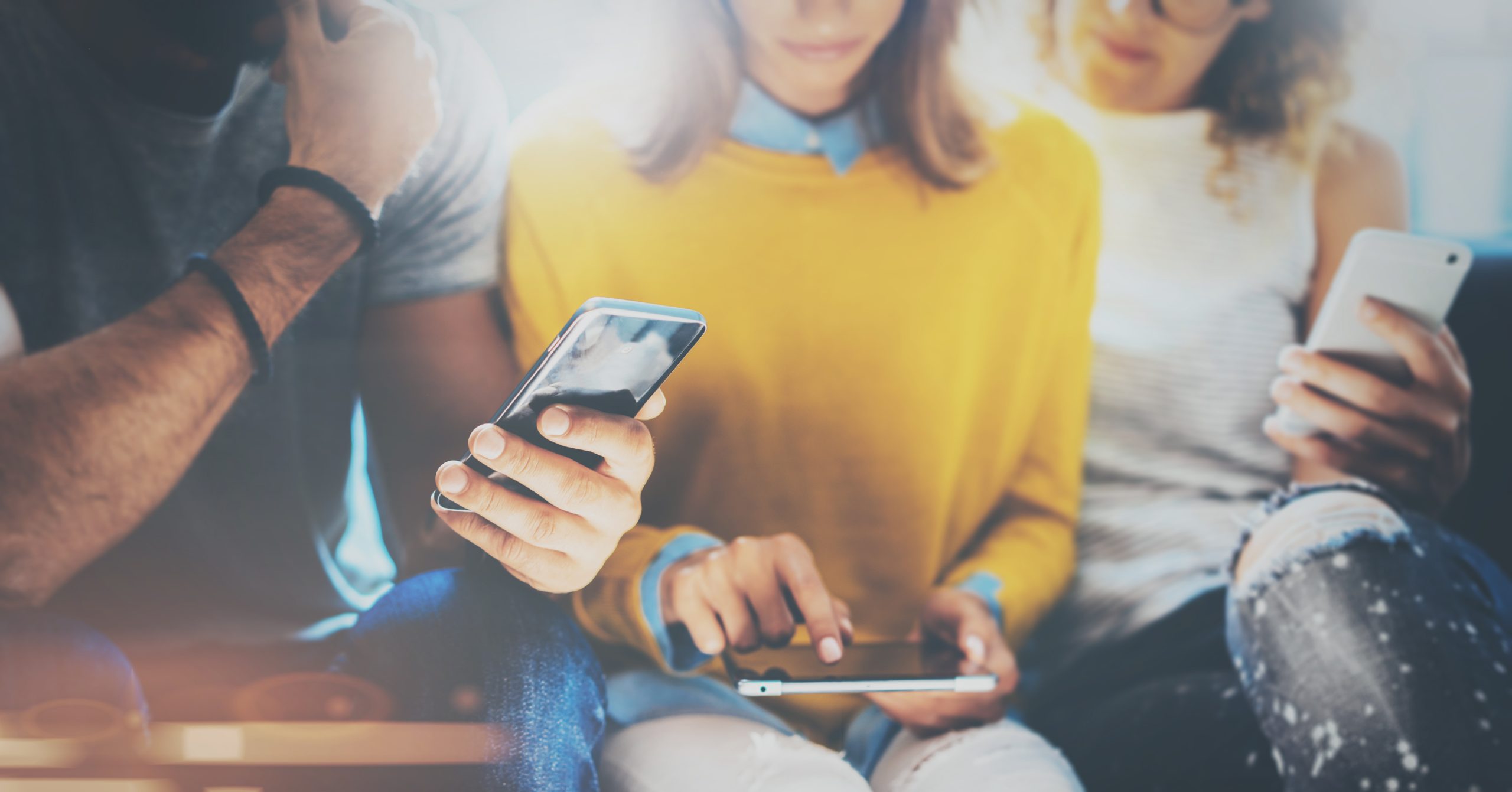 personas-con-mvil-volteada